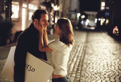 Amor loco, amor frustrado, amor secreto. Y, según el cine, el más romántico de todos: el amor obsesivo. Mark (Andrew Lincoln) está enamorado de la novia de su mejor amigo, Juliet (Keira Knightley), así que arruina para siempre el vídeo de su boda grabándola solo a ella, haciendo 'zoom' sobre su cara y persiguiéndola por todo el banquete. Insaciable, Mark se presenta en su casa en plena noche (y entre semana además) para declararse mediante cartelitos con cara de cachorro abandonado mientras el marido de Juliet, el mejor amigo de Mark, ve la televisión. Esto debería ser la trama de un 'thriller' de terror y Juliet debería llamar a la policía o, por lo menos, advertirle a su marido que se ande con ojo respecto a su colega. Sin embargo, la película trata este acoso como una entrañable fábula romántica que pone a la chica contra las cuerdas: si ella reaccionase con hostilidad, quedaría como una bruja insensible que le ha roto el corazón al pobre loco enamorado. Cuando lo que más parece él es un loco a secas.