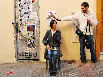 La pintora Aurora Perea y Jes&uacute;s Barrera protagonizan una performance de Rub&eacute;n Barroso.