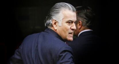 Luis B&aacute;rcenas sale de la audiencia Nacional en febrero de 2013. 