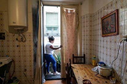 Lady Álvarez, ecuatoriana de 36 años, en la cocina del piso que habita desde hace seis años.