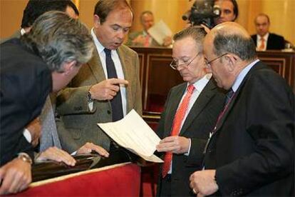 De derecha a izquierda, Francesc Vendrell, Josep Piqué y Pío García Escudero, del PP, en el Senado.
