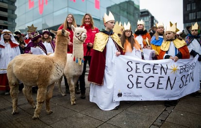 Niños en Stuttgart (Alemania) celebran la Navidad vestidos de reyes magos, una prueba de que la tradición no pertenece solo a España.