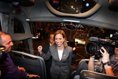 Míting de la candidata Carme Chacón en Cerdanyola del Vallès, (Barcelona). La candidata acude al miting en el autobus del partido.