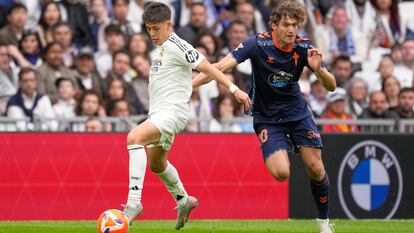 Güler controla el balón ante Marcos Alonso.