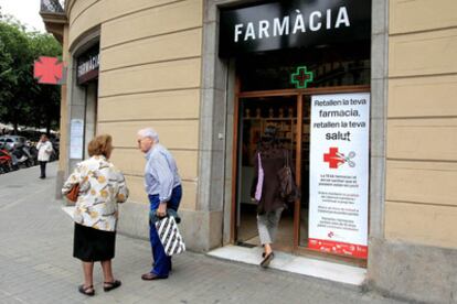 "Recortan tu farmacia, recortan tu salud" es el lema que puede leerse a la entrada de algunas farmacias catalanas, como esta de Barcelona, contra el recorte del gasto farmacéutico de Sanidad