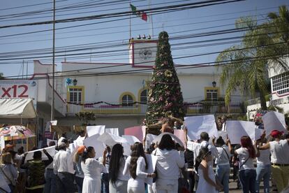 Decenas de manifestantes protestan frente al Ayuntamiento de Temixco (Morelos) para reclamar el esclarecimiento del caso y la destitución del comisionado de Seguridad Pública, Jesús Alberto Capella.