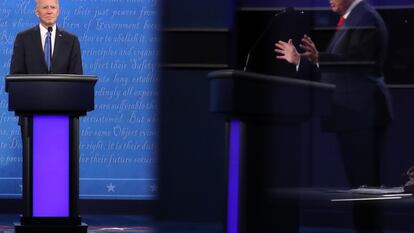 Joe Biden escucha a Donald Trump hablar durante el último debate presidencial de las elecciones de 2020, en octubre de ese año.