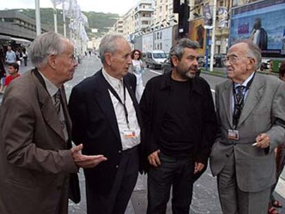 De izquierda a derecha, Gervasio Puerta, Miguel Núñez, Manuel Palacios y Santiago Carrillo, a la salida de la presentación en el Festival de Cine de San Sebastián del documental <i>Rejas en la memoria,</i> dirigido por Palacios y en el que intervienen Puerta, Núñez y Carrillo.