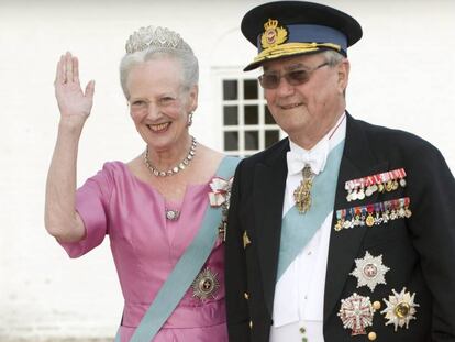 La reina Margarita y Enrique de Dinamarca, a la llegada de la boda de su hijo Joaquín, en 2008.