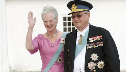 La reina Margarita y Enrique de Dinamarca, a la llegada de la boda de su hijo Joaquín, en 2008.