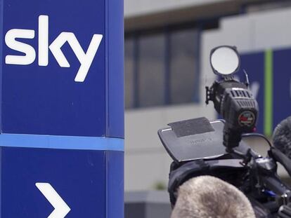 Un c&aacute;mara de televisi&oacute;n filma el logo de Sky en la sede de Isleworth (Reino Unido).