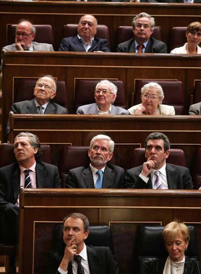 De izquierda a derecha y de arriba abajo, Pablo Castellano, Nicolás Redondo, Alonso Puerta, Santiago Carrillo, Marcelino Camacho, Josefina Samper, Diego López Garrido, Joan Lerma, Julio Villarrubia, José Luis Rodríguez Zapatero y María Teresa Fernández de la Vega.