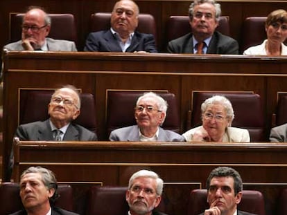 De izquierda a derecha y de arriba abajo, Pablo Castellano, Nicolás Redondo, Alonso Puerta, Santiago Carrillo, Marcelino Camacho, Josefina Samper, Diego López Garrido, Joan Lerma, Julio Villarrubia, José Luis Rodríguez Zapatero y María Teresa Fernández de la Vega.