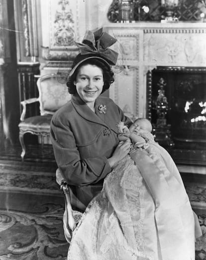 Isabel de Inglaterra, quien aún no había sido coronada, sostiene en brazos a su hijo y heredero, el príncipe Carlos. La ceremonia del bautizo, en 1948, tuvo lugar en el palacio de Buckingham.