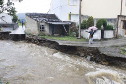 Carretera destruida por la riada en San Miguel de Reinante, en el municipio lucense de Barreiros.