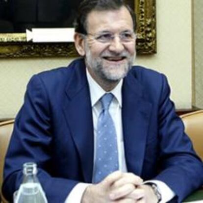 El presidente del PP, Mariano Rajoy, junto a la portavoz del grupo parlamentario del PP, Soraya Saénz de Santamaría, y el vicesecretario general del PP, Javier Arenas.