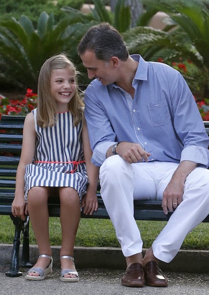 El Rey Felipe VI junto a la infanta Sofía durante el posado de la Familia Real, en el Palacio de Marivent de Palma de Mallorca.