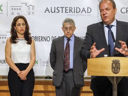 Jos&eacute; Antonio Monago presenta a Clemente Checa y Mar&iacute;a de los &Aacute;ngeles Mu&ntilde;oz como nuevos consejeros. 