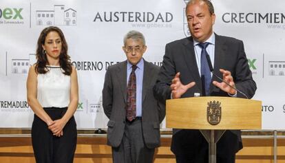 José Antonio Monago presenta a Clemente Checa y María de los Ángeles Muñoz como nuevos consejeros.