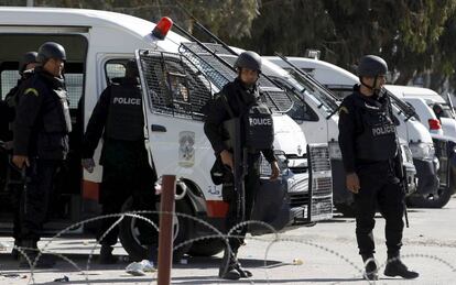 Agentes de policía tunecinos cerca de una comisaría en Ben Guerdan (Túnez).