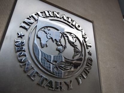 Logotipo do Fundo Monetário Internacional na sede da instituição, em Washington.