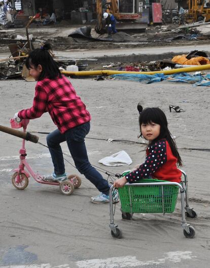 Dos niñas juegan en la ciudad devastada de Ishinomaki.