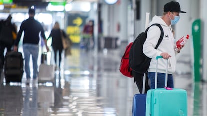 Turistas alemanes en el aeropuerto de Palma de Mallorca, el pasado viernes.