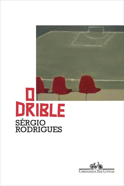 O Drible, de Sérgio Rodrigues, publicado em 2013 começa descrevendo o lance antológico de Pelé sobre o goleiro uruguaio Mazurkiewicz, na semifinal da Copa do Mundo de 1970. É, segundo Murilo Filho, cronista de futebol fictício, o gol mais bonito nunca feito do futebol. A partir do lance, Rodrigues narra a história conflituosa entre o cronista esportivo e seu filho, Murilo Neto, que detesta futebol. O esporte não é o tema do romance, mas mais um personagem, que dá liga à passagem do tempo e expõe os problemas de relacionamento entre pai e filho, além das mudanças históricas brasileiras: da ditadura à redemocratização. O autor, que tem oito livros publicados, e colabora na imprensa brasileira com crônicas e reportagens, ganhou o Prêmio Portugal Telecom de 2014, pelo romance O Drible. / ANDRÉ DE OLIVEIRA