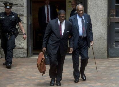 Bill Cosby, con su abogado, a la salida del juzgado en el que se decidió el jurado.
