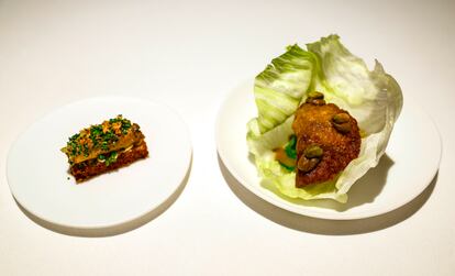 A la izquierda, bocadillo de pata asada en su jugo con almogrote ligero. A la derecha, trucha de conejo con salmorejo inyectado y hierbas.