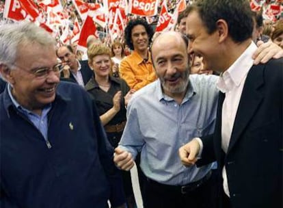 José Luis Rodríguez Zapatero bromea con el ministro del Interior, Alfredo Pérez Rubalcaba y con el ex presidente Felipe González.