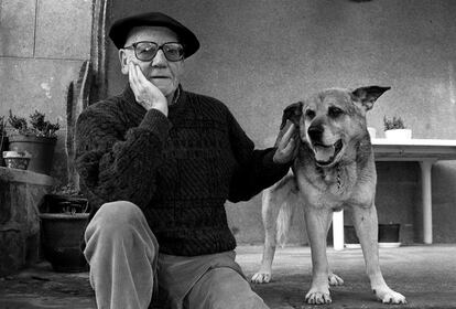 El escritor vizcaíno Ramiro Pinilla (Bilbao, 1923-Getxo, 2014), decano de los novelistas españoles, falleció el pasado octubre a los 91 años. Su trilogía 'Verdes valles, colinas rojas', sobre el mundo vasco, de cerca de 3.000 páginas y que tardó dos décadas en perfilar, fue la que le relanzó a los 80 años dentro del mundo editorial.