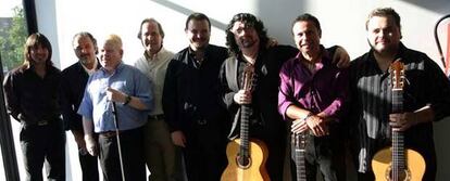 Medina (con bastón) y Ramírez (a su izquierda), ayer, con los cantantes y sus guitarristas.