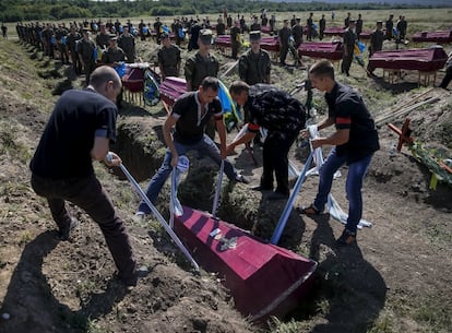 Funeral masivo para entrerrar los cuerpos no identificados de miembros de las fuerzas militares ucranias que murieron en el conflicto en las regiones orientales, cerca de Zaporizhia, Ucrania.