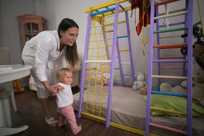 Tetiana Duvrovska, una solicitante de asilo de Ucrania, con su hija menor en su casa de Jerez. En su Donetsk natal tenía un spa, hoy trabaja como profesora de inglés.