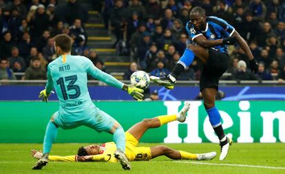 Neto ante Lukaku, en el Inter-Barça. 