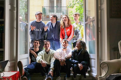 El grupo de amigos que creó El Balcón de la Calle Pez, en el barrio Malasaña de Madrid, el domingo 13 de abril de 2025.
