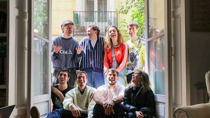 El grupo de amigos que creó El Balcón de la Calle Pez, en el barrio Malasaña de Madrid, el domingo 13 de abril.