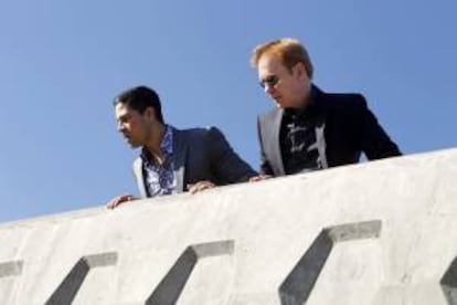 Fotografía cedida por CBS Entertainment de Eric Delko (Adam Rodriguez) (i) y Horatio Caine (David Caruso) en una escena de la última y décima temporada de "CSI: Miami", cuyo capítulo final se emitirá el próximo 25 de julio y pondrá fin a la serie en las pantallas españolas, tras 10 años en antena.