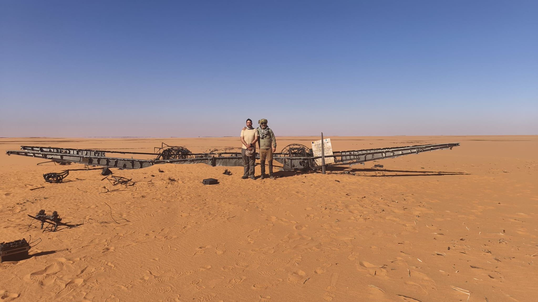 Restos del avión estrellado en el desierto del Chad.