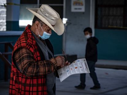 Pobladores del Municipio de Huasca de Ocampo, del Estado de Hidalgo, acuden a emitir su voto.