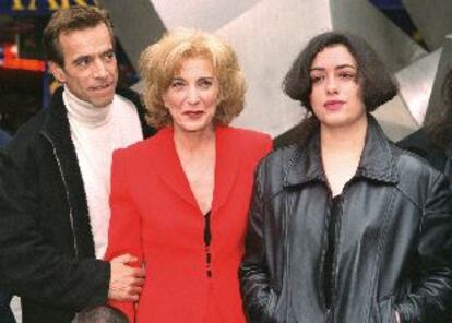 Imanol Arias, Marisa Paredes y María Isasi, ayer en la presentación del rodaje de <b></b><i>Salvaje</i>.