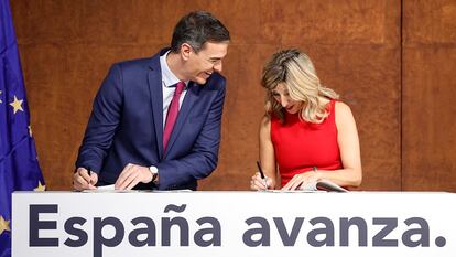 Pedro Sánchez y Yolanda Díaz, durante una rueda de prensa ofrecida para informar sobre el acuerdo para formar Gobierno en Madrid.