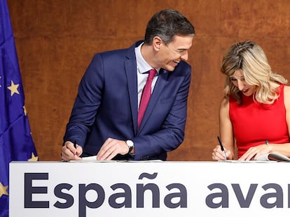 La líder de Sumar y ministra de Trabajo en funciones, Yolanda Díaz, y el presidente del Gobierno en funciones y líder del PSOE, Pedro Sánchez, durante una rueda de prensa ofrecida para informar sobre el acuerdo para formar Gobierno en Madrid, ayer.