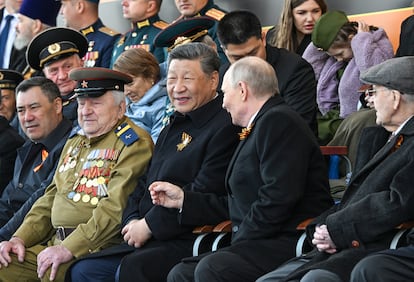 El presidente ruso, Vladimir Putin, y el presidente chino, Xi Jinping, siguen el desfile desde la tribuna de autoridades.