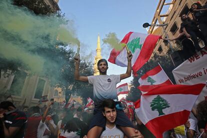 Los manifestantes libaneses salen a las calles durante las manifestaciones para exigir mejores condiciones de vida y el derrocamiento de un elenco de políticos que han monopolizado el poder y la influencia durante décadas.