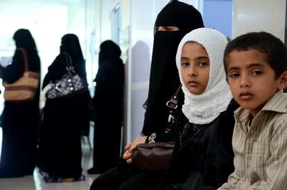 Una madre y sus dos hijos en el hospital de Médicos Sin Fronteras (MSF). Su familia tuvo que huir debido a fuertes enfrentamientos, bombardeos y ataques aéreos. Todos ahora viven en el área de Al Huban. La violencia ha afectado directamente a los servicios médicos de la ciudad. Los hospitales han sido bombardeados y han recibido disparos en repetidas ocasiones. Hace un año, MSF abrió un hospital materno infantil en la zona asediada de Taiz, en el distrito de Al Huban.
