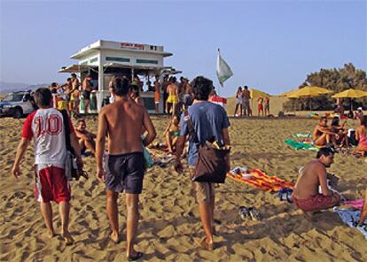 Una tarde en el chiringuito número 3, a 600 metros del faro de Maspalomas (Gran Canaria)
. Por la noche, espectáculos de fuego, acrobacias y actuaciones.