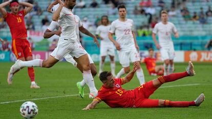 Ramsey le roba el balón a Ricardo Rodríguez durante el partido entre Gales y Suiza, este sábado en Bakú (Azerbaiyán).