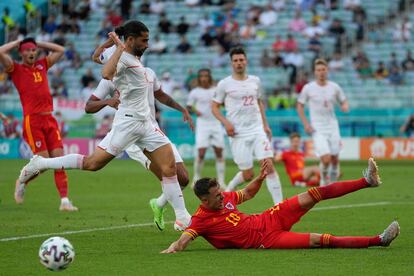 Ramsey le roba el balón a Ricardo Rodríguez durante el partido entre Gales y Suiza, este sábado en Bakú (Azerbaiyán).